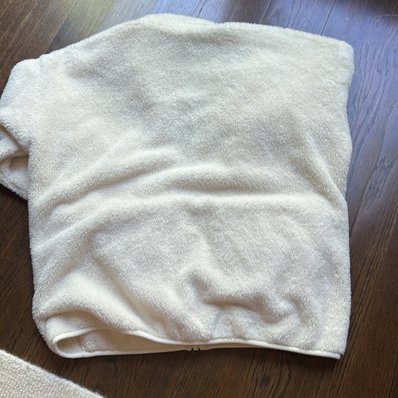 Uniqlo Cozy White Fleece Jacket - Picture 4 of 4